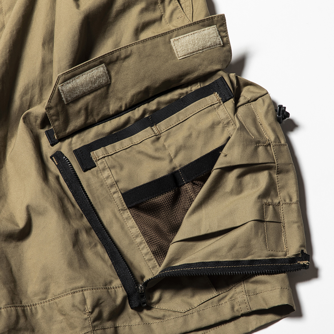 Luggage Cargo Shorts Beige
