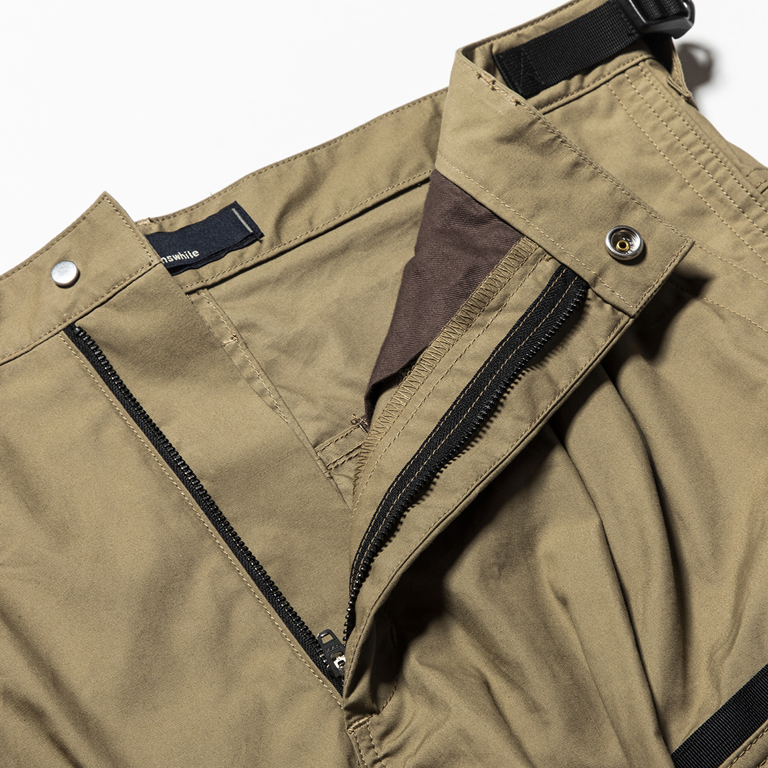 Luggage Cargo Shorts Beige
