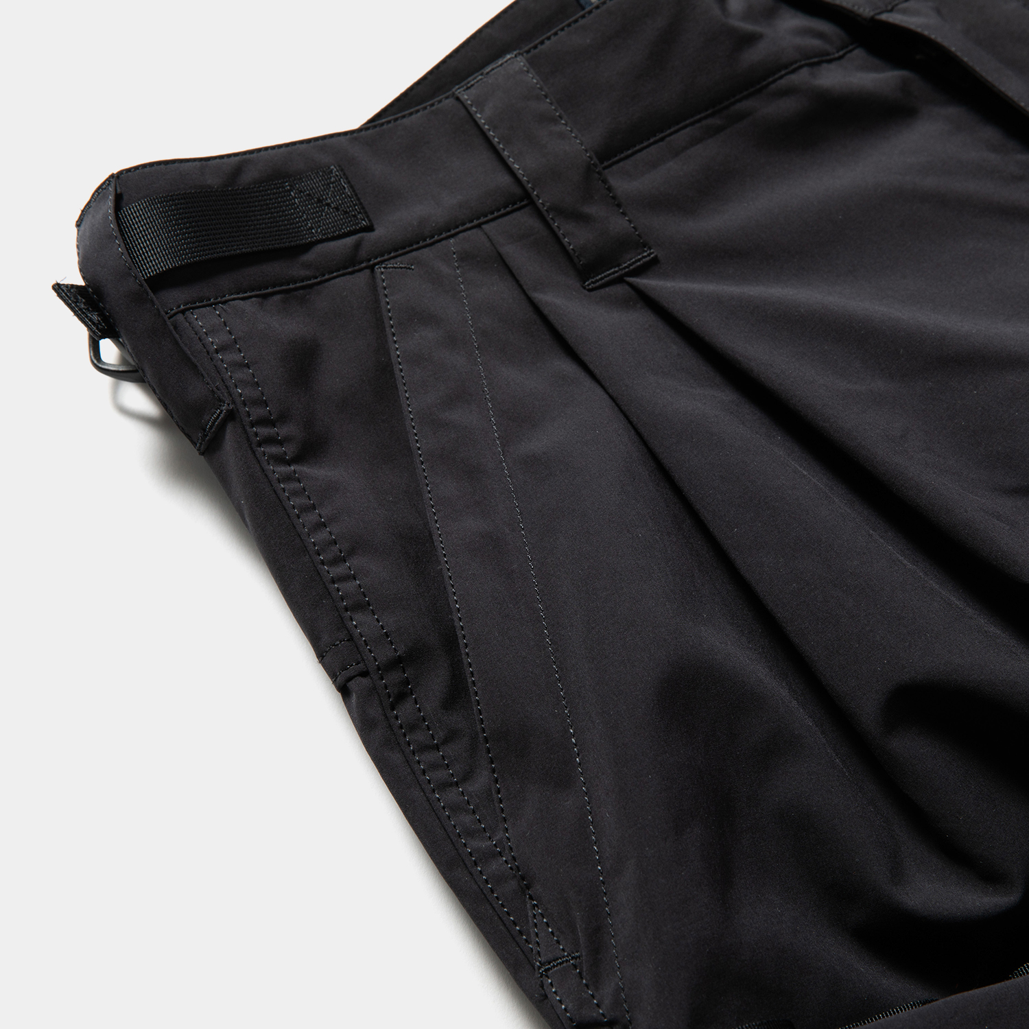 Luggage Cargo Shorts / Off Black