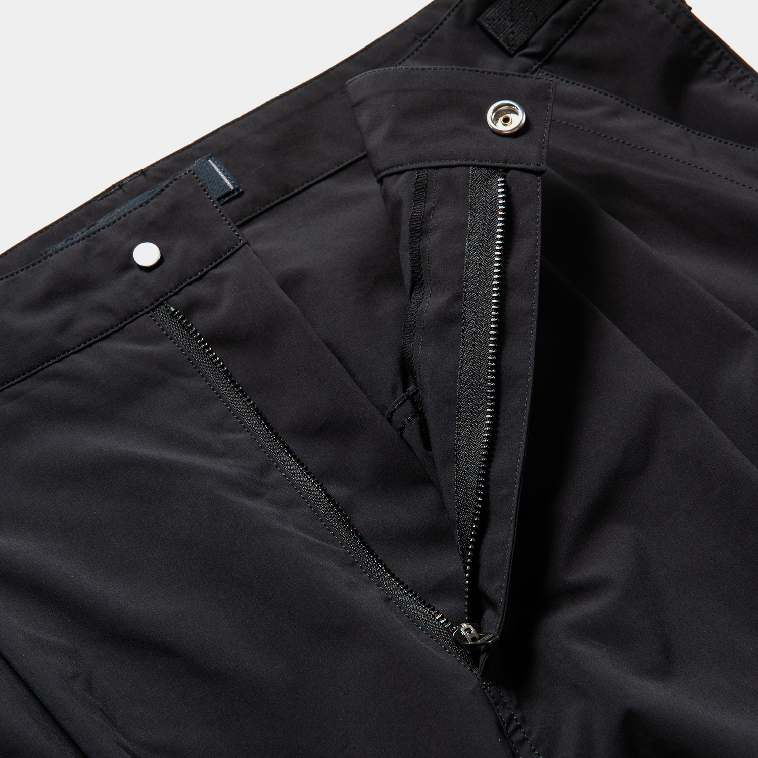 Luggage Cargo Shorts / Off Black