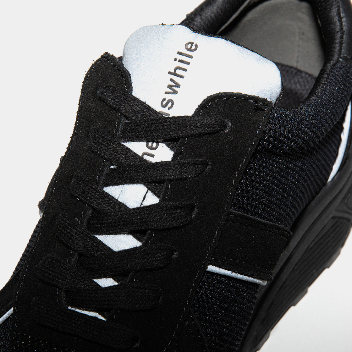 Neutral Runner / Lamp Black