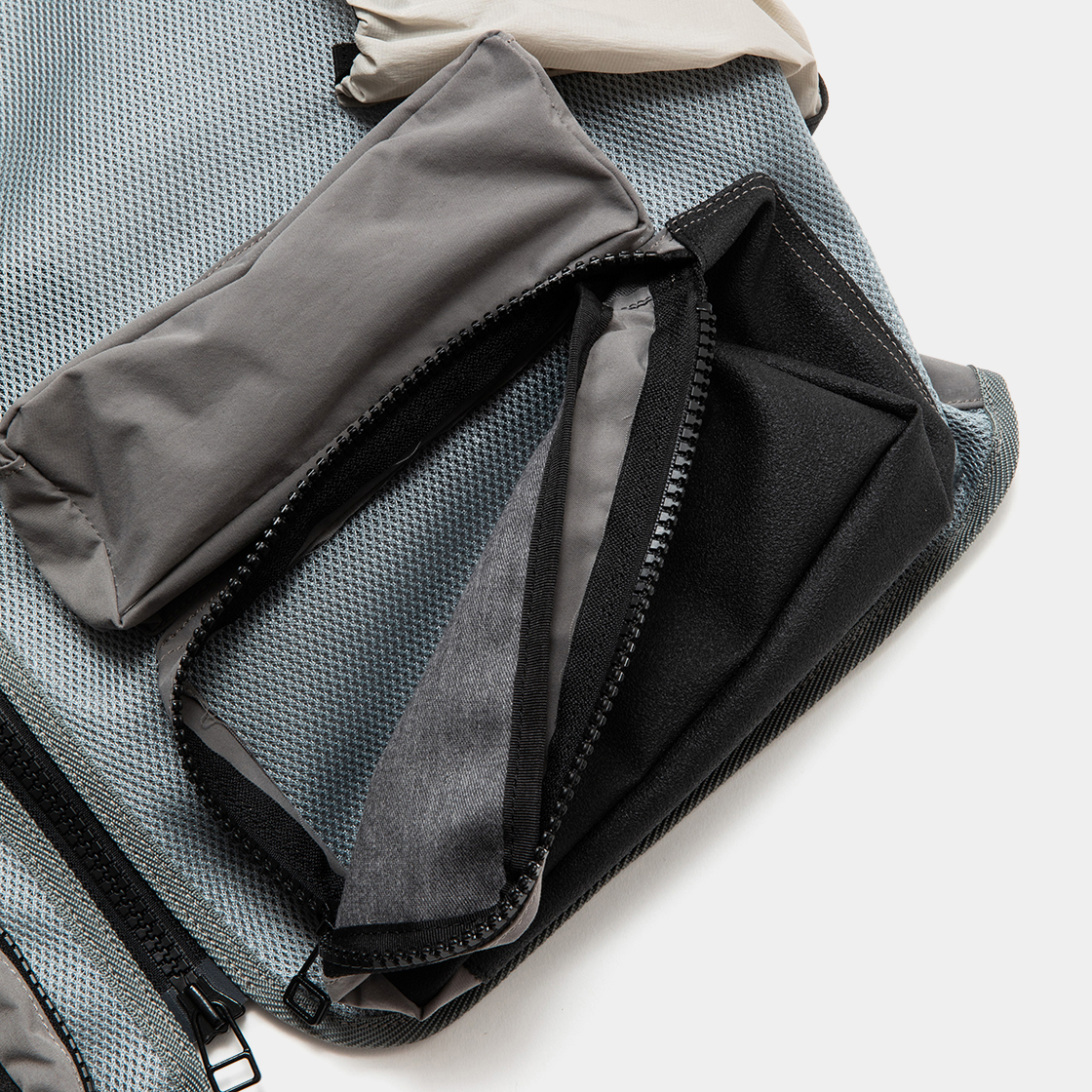 Crisp Luggage Vest / Grey