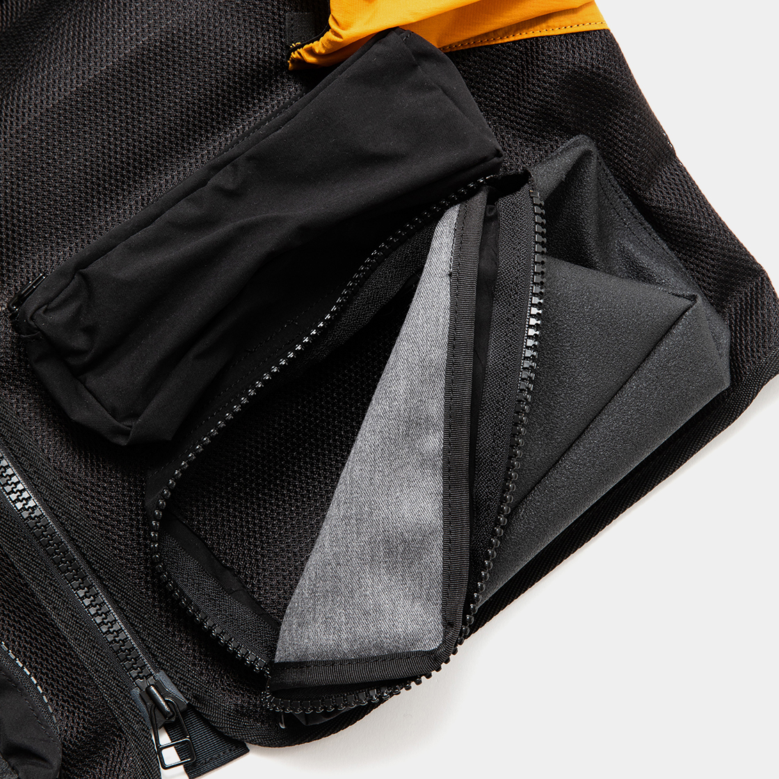 Crisp Luggage Vest / Sumi