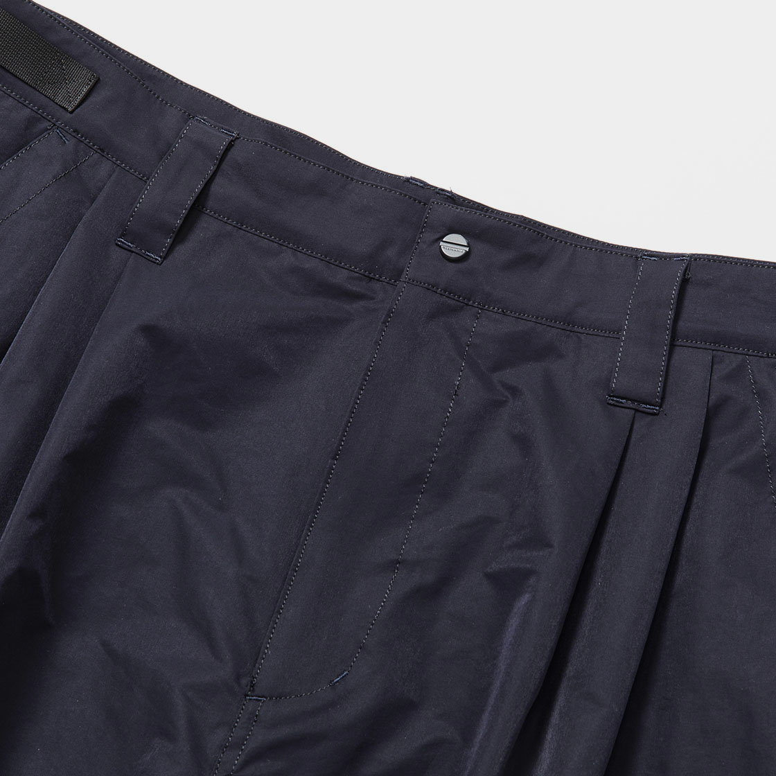 Crisp Nylon Luggage Cargo Shorts / D.Navy