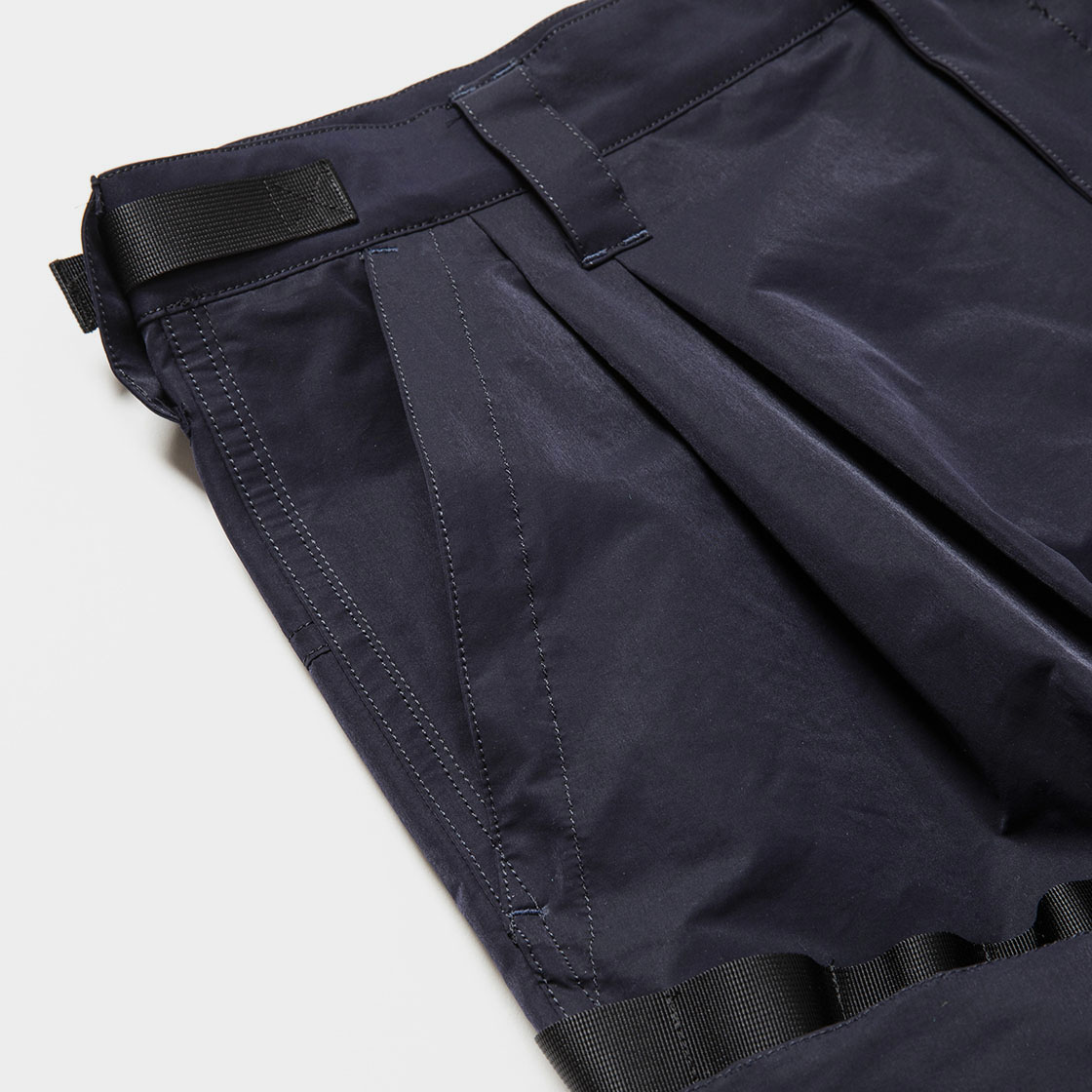 Crisp Nylon Luggage Cargo Shorts / D.Navy
