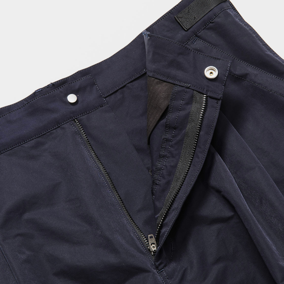 Crisp Nylon Luggage Cargo Shorts / D.Navy