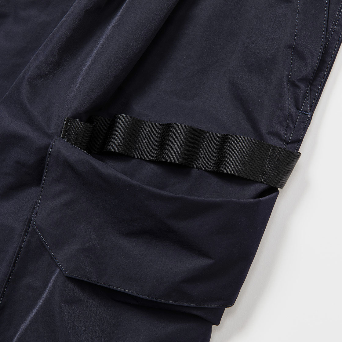 Crisp Nylon Luggage Cargo Shorts / D.Navy