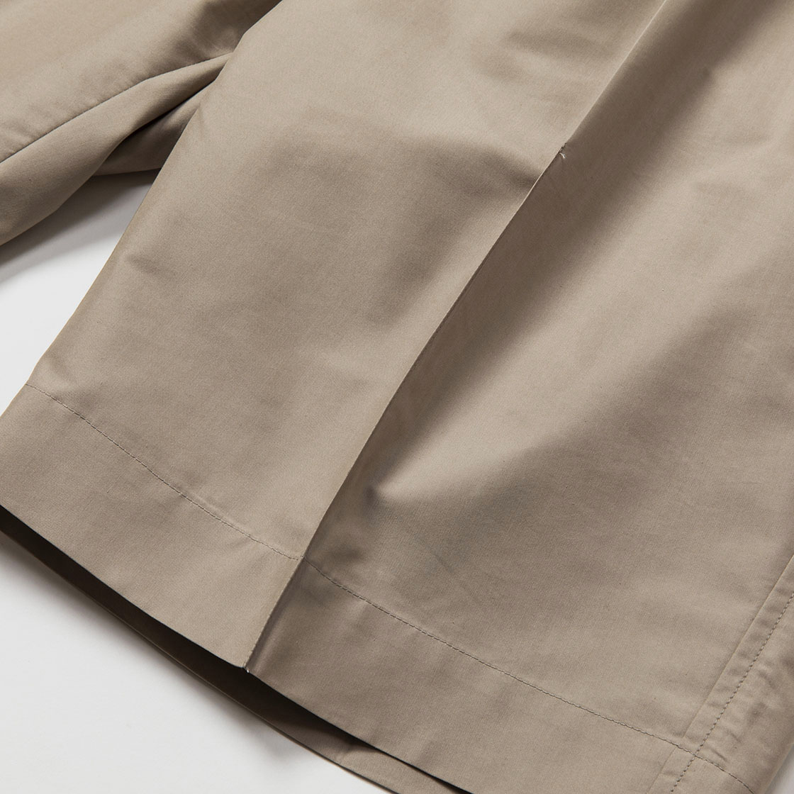 Two Tuck Wide Shorts / Taupe
