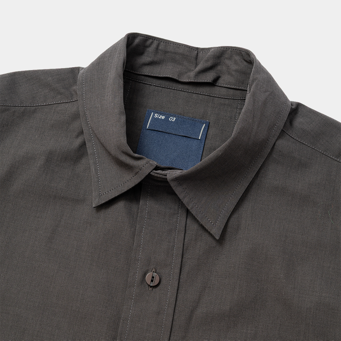 Trinity Chambray Convertible Collar SH /GRAPHITE